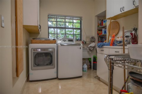 Villa ou maison à vendre à Miami, Floride: 5 chambres, 362.6 m2 № 2080383 - photo 23