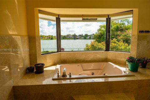 Villa ou maison à vendre à Miami, Floride: 5 chambres, 362.6 m2 № 2080383 - photo 12
