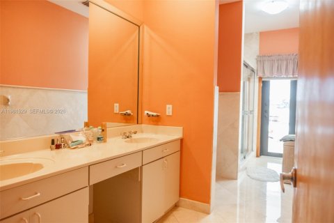 Villa ou maison à vendre à Miami, Floride: 5 chambres, 362.6 m2 № 2080383 - photo 21
