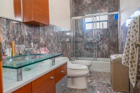 Villa ou maison à vendre à Miami, Floride: 5 chambres, 362.6 m2 № 2080383 - photo 18
