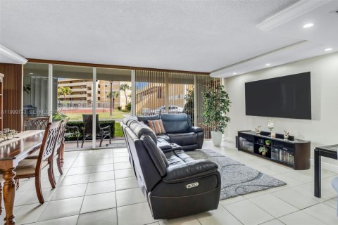 Купить кондоминиум в Майами, Флорида 3 спальни, 156.26м2, № 2066860 - фото 13