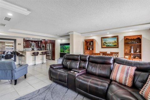 Купить кондоминиум в Майами, Флорида 3 спальни, 156.26м2, № 2066860 - фото 15