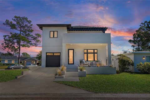 House in Saint Petersburg, Florida 4 bedrooms, 225.85 sq.m. № 2291081
