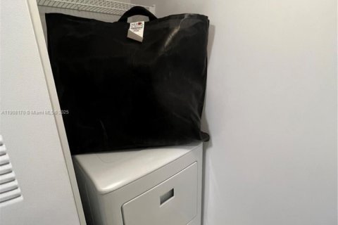 Снять в аренду кондоминиум в Холливуд, Флорида 2 спальни, 93.09м2, № 1967785 - фото 20