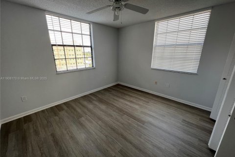 Снять в аренду кондоминиум в Холливуд, Флорида 2 спальни, 93.09м2, № 1967785 - фото 9