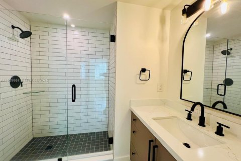 Condo in Tamarac, Florida, 2 bedrooms  № 1990069 - photo 10