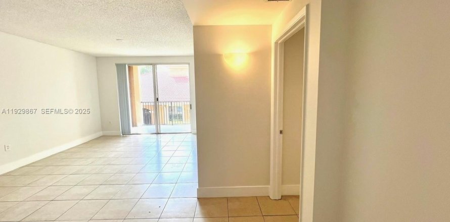 Condo in Tamarac, Florida, 2 bedrooms  № 1990069