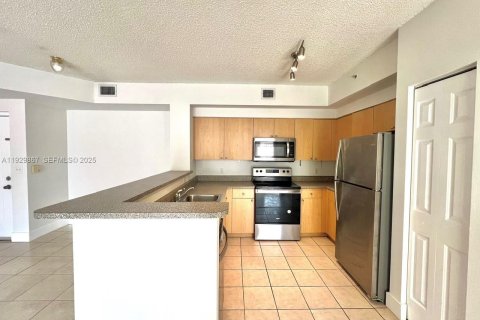 Condo in Tamarac, Florida, 2 bedrooms  № 1990069 - photo 3