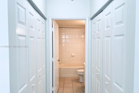 Condo in Tamarac, Florida, 2 bedrooms  № 1990069 - photo 12