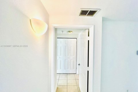 Condo in Tamarac, Florida, 2 bedrooms  № 1990069 - photo 6