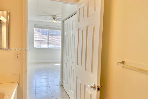 Condo in Tamarac, Florida, 2 bedrooms  № 1990069 - photo 11