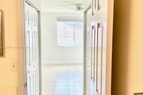 Condo in Tamarac, Florida, 2 bedrooms  № 1990069 - photo 13