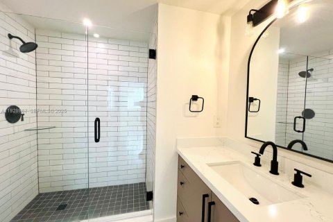 Condo in Tamarac, Florida, 2 bedrooms  № 1990069 - photo 7