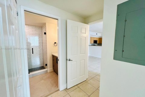 Condo in Tamarac, Florida, 2 bedrooms  № 1990069 - photo 9