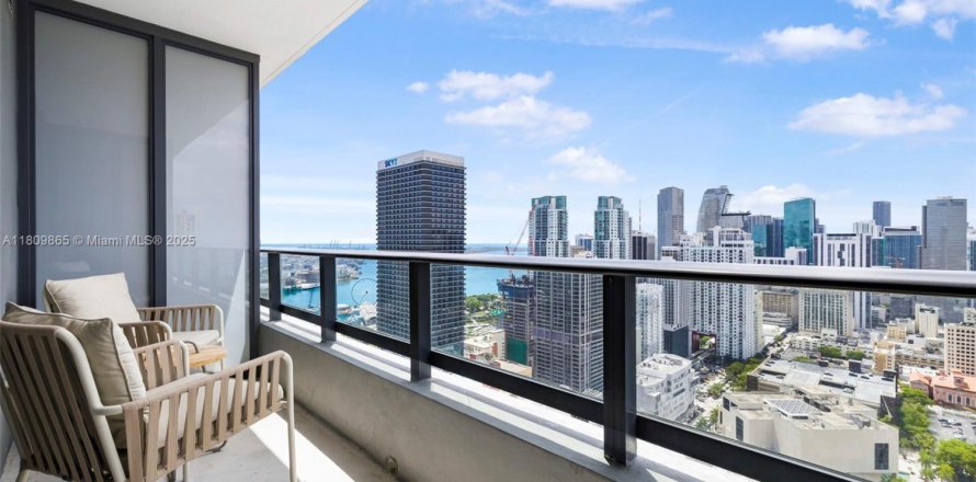 Estudio en el Condominio en Miami, Florida  № 2012172