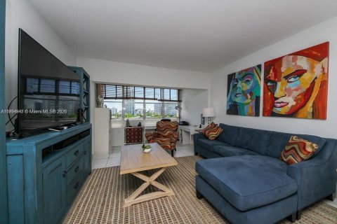 Купить кондоминиум в Майами-Бич, Флорида 1 спальня, 73.39м2, № 1725975 - фото 1