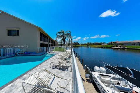Condo in Cape Coral, Florida, 3 bedrooms  № 1820308 - photo 2