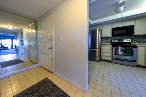 Condo in Cape Coral, Florida, 3 bedrooms  № 1820308 - photo 3