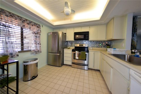 Condo in Cape Coral, Florida, 3 bedrooms  № 1820308 - photo 4
