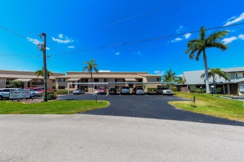 Condo in Cape Coral, Florida, 3 bedrooms  № 1820308 - photo 1