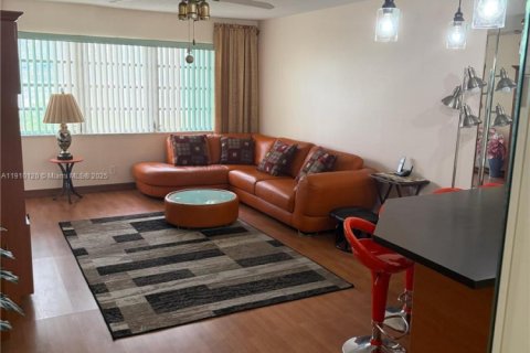 Condo in Hallandale Beach, Florida, 1 bedroom  № 1966392 - photo 1