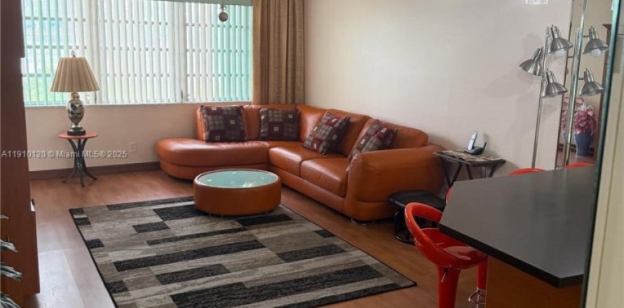Condo in Hallandale Beach, Florida, 1 bedroom  № 1966392