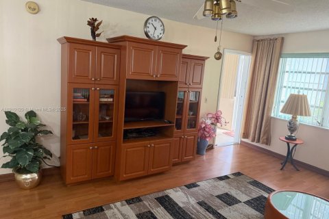 Condo in Hallandale Beach, Florida, 1 bedroom  № 1966392 - photo 4