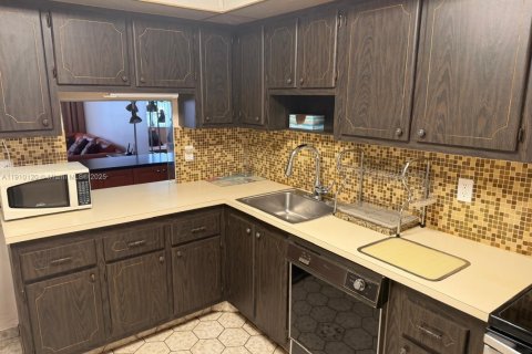 Condo in Hallandale Beach, Florida, 1 bedroom  № 1966392 - photo 6