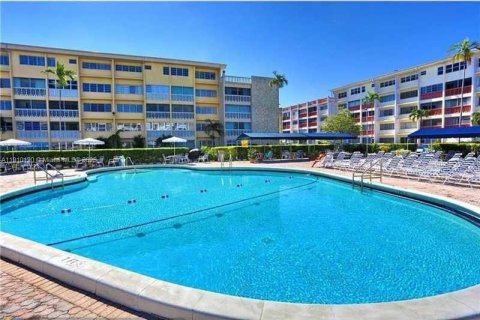 Condo in Hallandale Beach, Florida, 1 bedroom  № 1966392 - photo 21