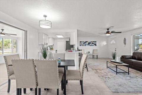 House in Englewood, Florida 2 bedrooms, 147.16 sq.m. № 1640893 - photo 10
