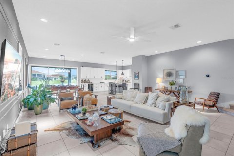House in Orlando, Florida 4 bedrooms, 330.36 sq.m. № 2302306 - photo 3