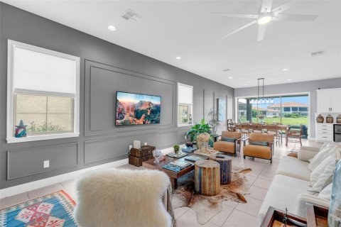 House in Orlando, Florida 4 bedrooms, 330.36 sq.m. № 2302306 - photo 6