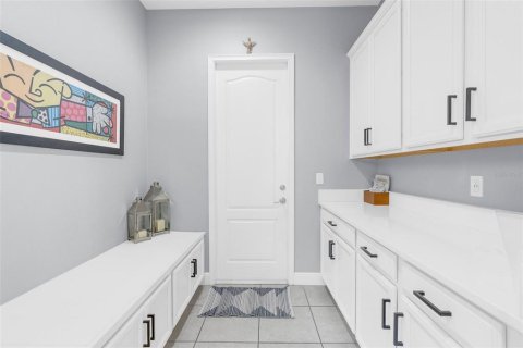 House in Orlando, Florida 4 bedrooms, 330.36 sq.m. № 2302306 - photo 15