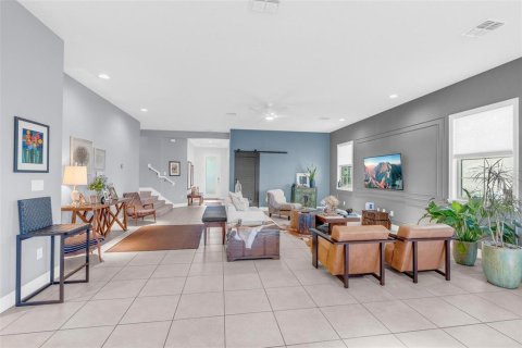 House in Orlando, Florida 4 bedrooms, 330.36 sq.m. № 2302306 - photo 4