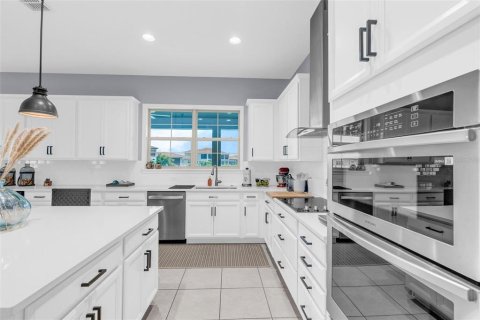 House in Orlando, Florida 4 bedrooms, 330.36 sq.m. № 2302306 - photo 12