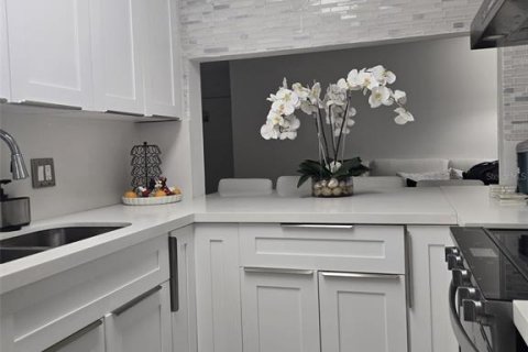 Condo in Davie, Florida, 2 bedrooms  № 1910361 - photo 15