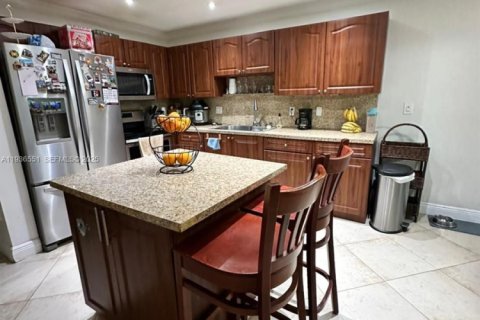 Townhouse in Miami, Florida 5 bedrooms, 169.45 sq.m. № 1994585 - photo 14