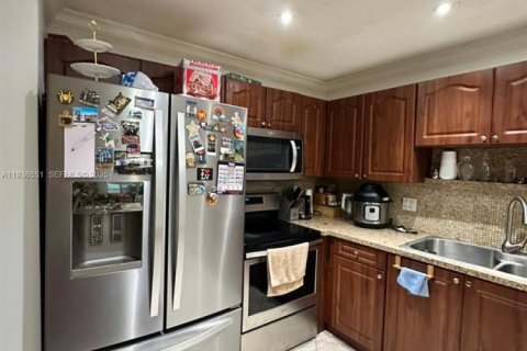 Townhouse in Miami, Florida 5 bedrooms, 169.45 sq.m. № 1994585 - photo 10