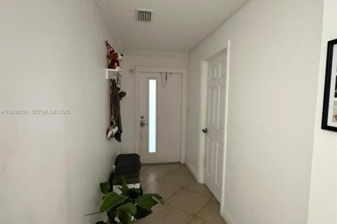 Townhouse in Miami, Florida 5 bedrooms, 169.45 sq.m. № 1994585 - photo 1