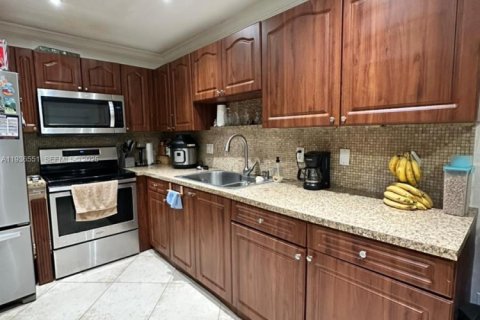 Townhouse in Miami, Florida 5 bedrooms, 169.45 sq.m. № 1994585 - photo 12