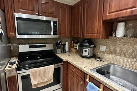 Townhouse in Miami, Florida 5 bedrooms, 169.45 sq.m. № 1994585 - photo 11