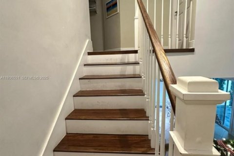 Townhouse in Miami, Florida 5 bedrooms, 169.45 sq.m. № 1994585 - photo 22