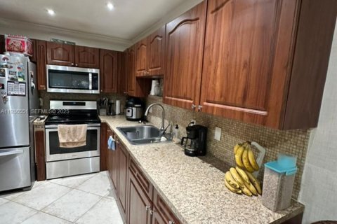 Townhouse in Miami, Florida 5 bedrooms, 169.45 sq.m. № 1994585 - photo 13