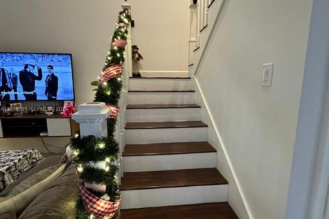 Townhouse in Miami, Florida 5 bedrooms, 169.45 sq.m. № 1994585 - photo 20