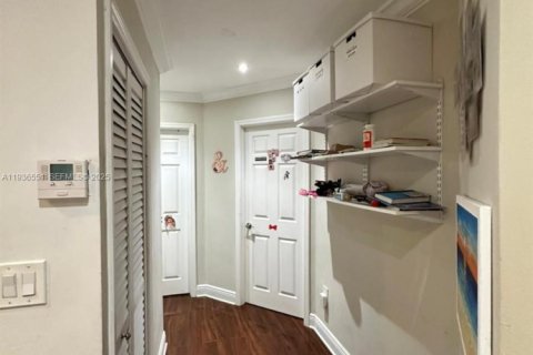 Townhouse in Miami, Florida 5 bedrooms, 169.45 sq.m. № 1994585 - photo 23