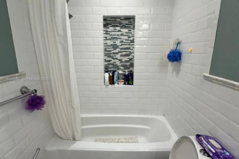 Townhouse in Miami, Florida 5 bedrooms, 169.45 sq.m. № 1994585 - photo 30