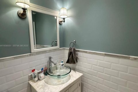 Townhouse in Miami, Florida 5 bedrooms, 169.45 sq.m. № 1994585 - photo 29