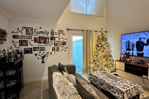 Townhouse in Miami, Florida 5 bedrooms, 169.45 sq.m. № 1994585 - photo 16