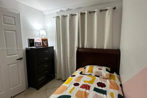 Townhouse in Miami, Florida 5 bedrooms, 169.45 sq.m. № 1994585 - photo 2