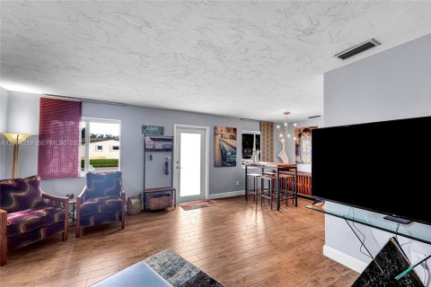 Villa ou maison à vendre à Hialeah, Floride: 3 chambres № 2068412 - photo 10